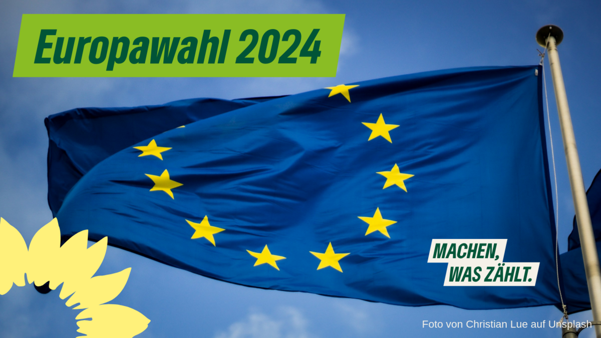 Bild mit einer wehenden Europafahne (gelbe Sterne auf blauer Flagge) mit der grünen Aufschrift "Europawahl 2024" links oben. Rechts unten: "Machen, was zählt". Links das Logo der GRÜNEN, eine stilisierte gelbe Sonnenblume